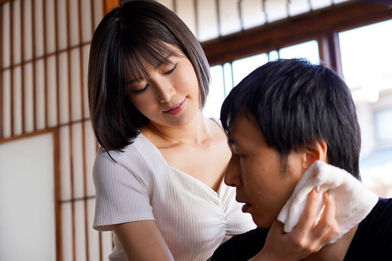 Chị kế quyến rủ gạ tình em trai khi bố mẹ vừa mất